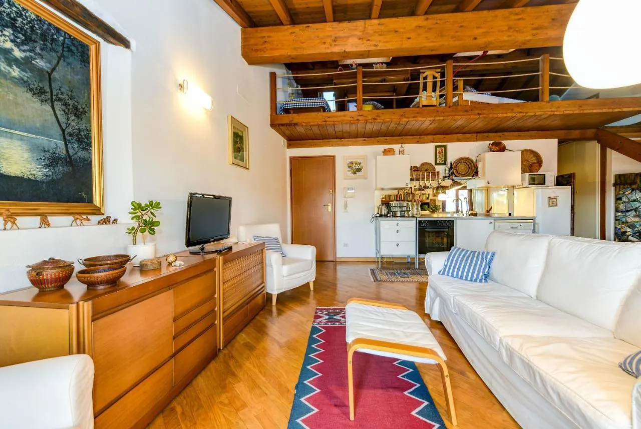 Attic In The Center Of Salo 아파트